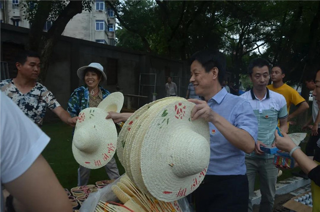 炎炎夏日送清涼，點滴關(guān)懷暖人心——城投集團(tuán)各黨支部開展“送清涼”慰問一線員工活動