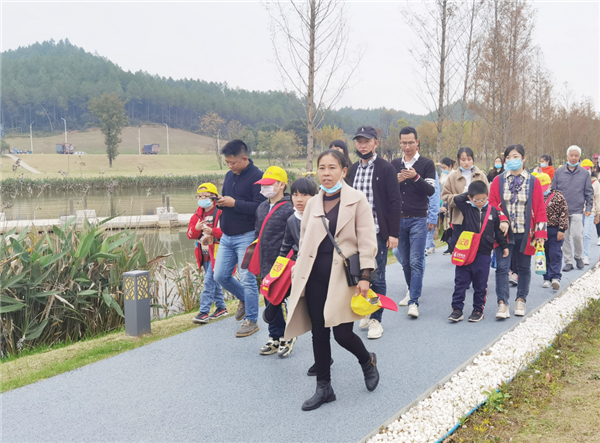 “千人市民觀察團(tuán)”走進(jìn)城投集團(tuán)龍山湖公園、陶瓷產(chǎn)業(yè)加速基地等項(xiàng)目