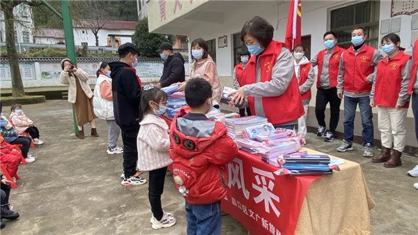 市城投集團(tuán)開展“黨建引領(lǐng)學(xué)雷鋒，志愿服務(wù)展風(fēng)采”送溫暖活動